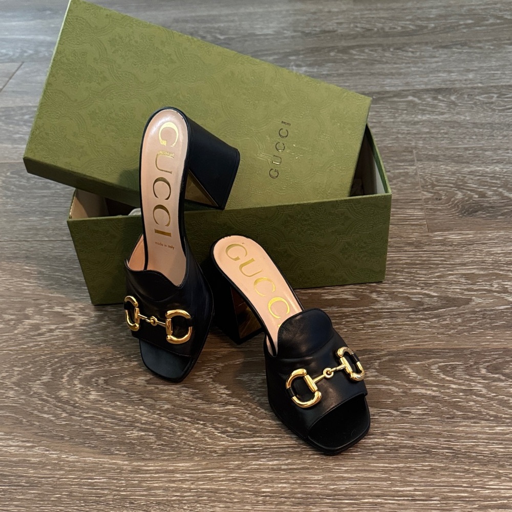 Gucci Black Leather Gold Hardware, Sandal/Heel
#gucci
#classic
#horse-bit